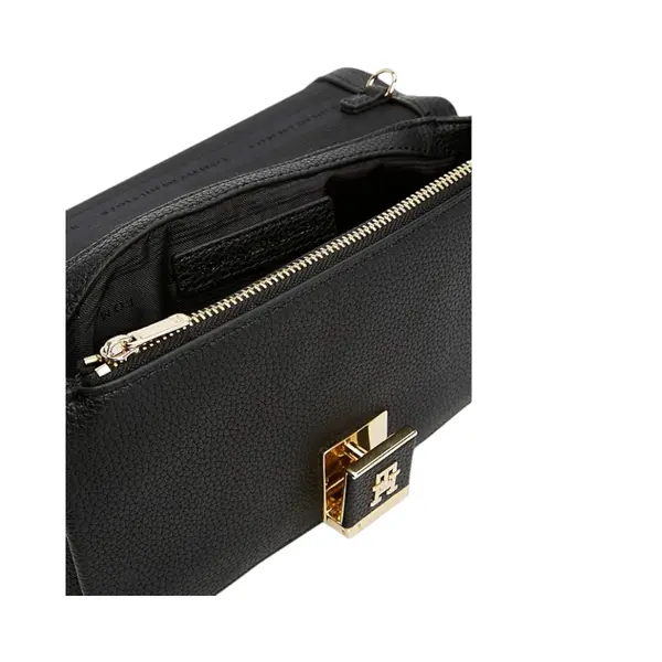 AW0AW17403-BDS TOMMY HILFIGER TH HER FLAP W CHAIN ZENSKA TORBICA CRNA S PREKLOPOM I ZLATNIM LANCEM