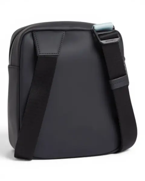 K50K510225-BAX-OS Crna muška torba preko ramena Rubberized – Calvin Klein